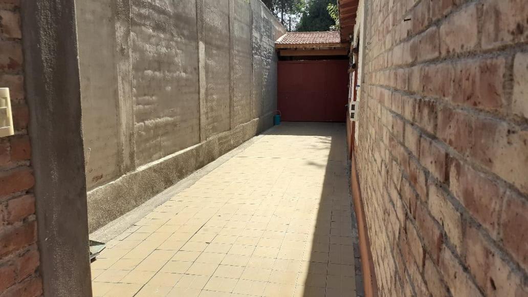 Casa Confortable - Parque Central - Estacionamiento, Patio, 3 Banos, 5 Habitaciones - La Cieneguita 外观 照片