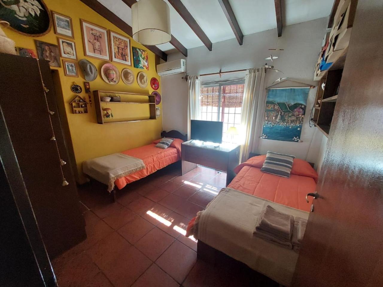 Casa Confortable - Parque Central - Estacionamiento, Patio, 3 Banos, 5 Habitaciones - La Cieneguita 外观 照片